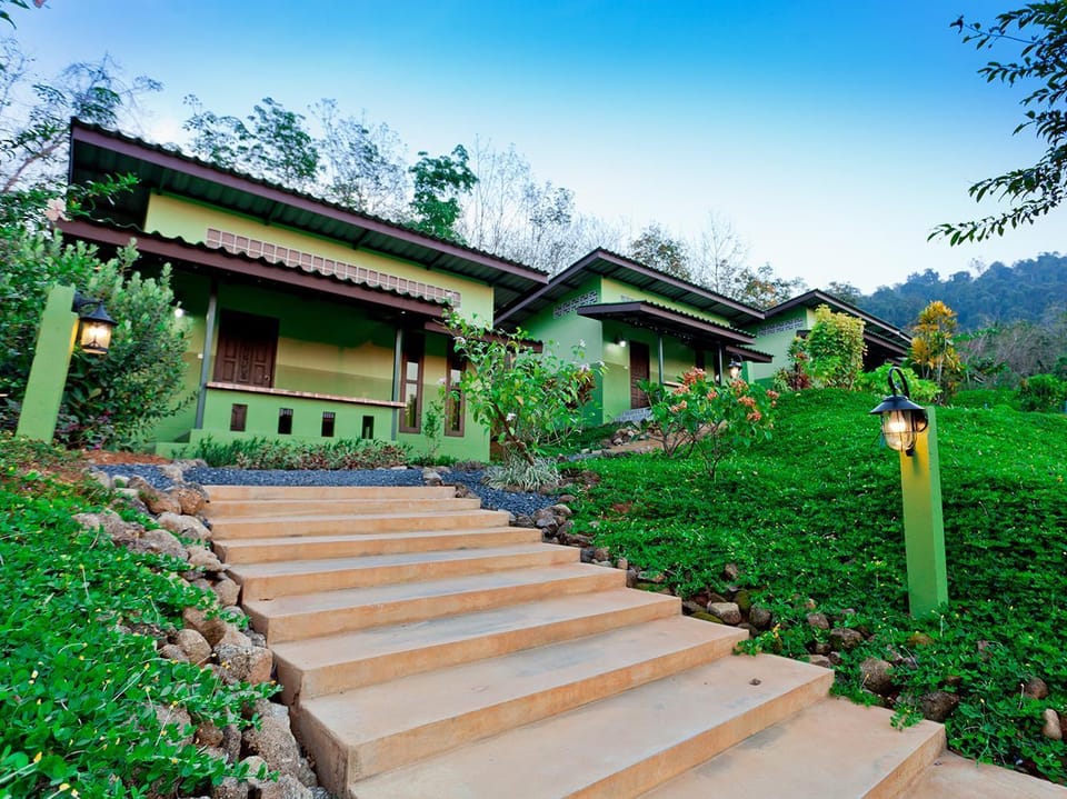 The Mouth Resort Resort in Khuekkhak