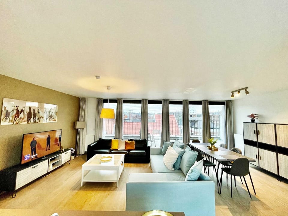 Modern 2BR Penthouse Near Diamond District by Oneluxstay Hotel in Antwerp