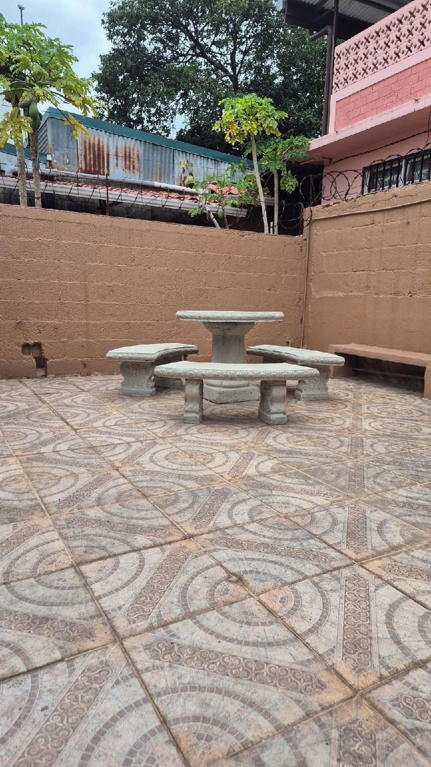 Velaz Guesthouse Hotel in Alajuela