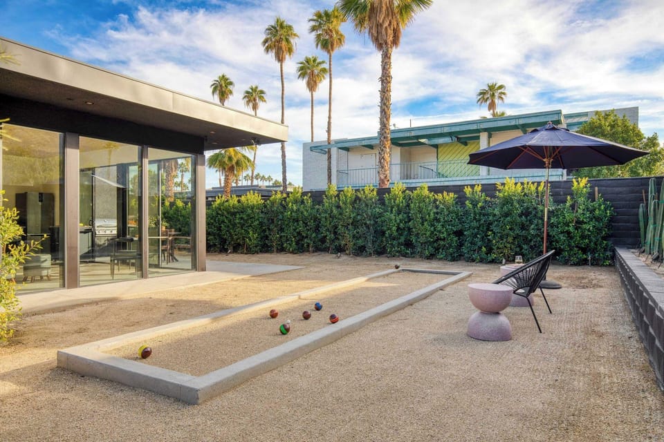 Blackhaus C: 4 Bedroom Suite by Avantstay 4-room Retreat Hotel in Palm Springs