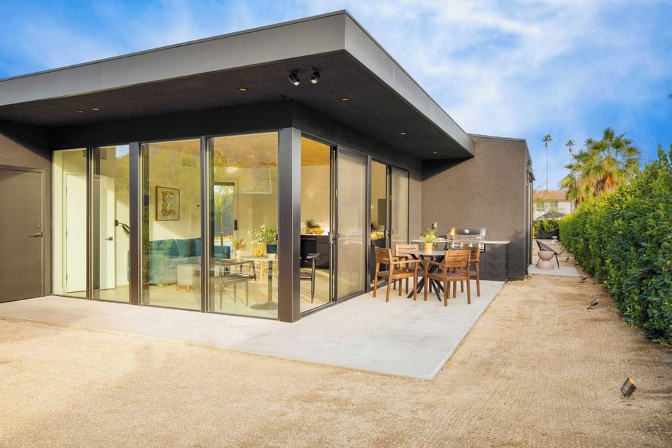 Blackhaus C: 4 Bedroom Suite by Avantstay 4-room Retreat Hotel in Palm Springs