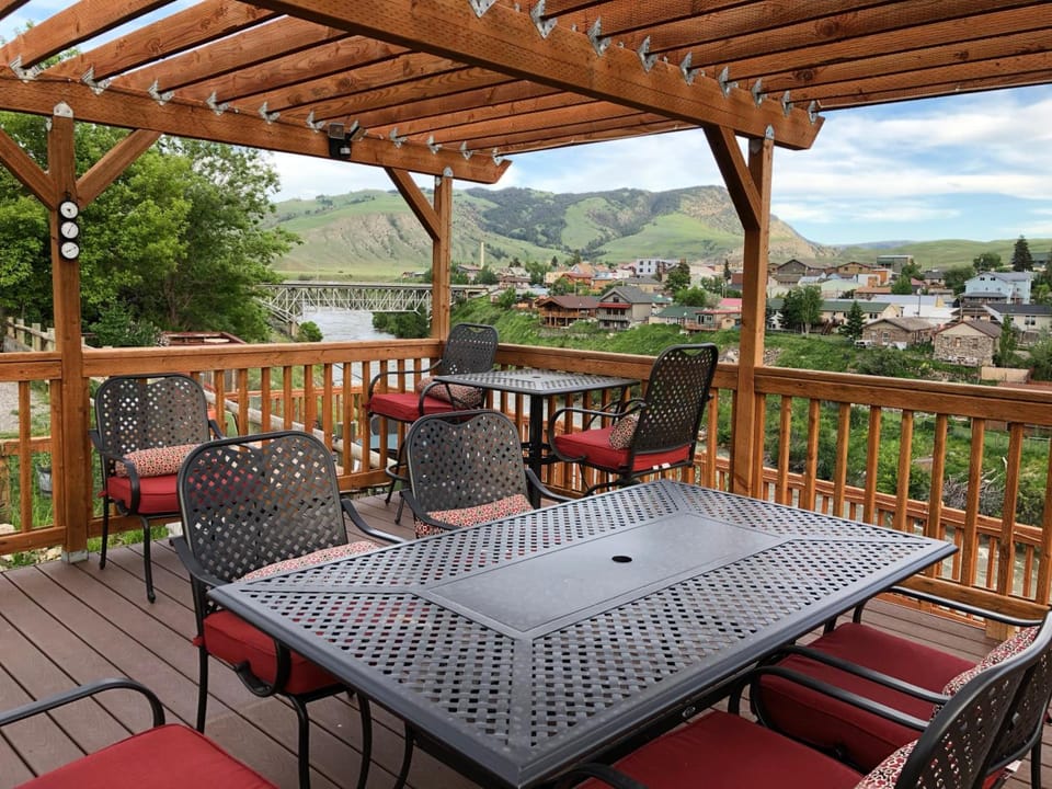 Yellowstone Riverside Cottages Hotel in Gardiner