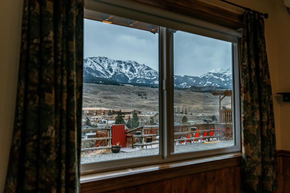 Yellowstone Riverside Cottages Hotel in Gardiner