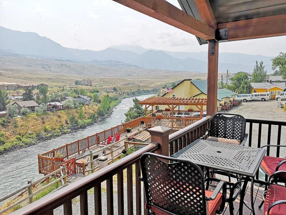 Yellowstone Riverside Cottages Hotel in Gardiner