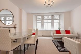 ft Huge, 3Bed 3Bath, AC, 5 mins to St James Park, Buckingham Palace Hotel in City of Westminster