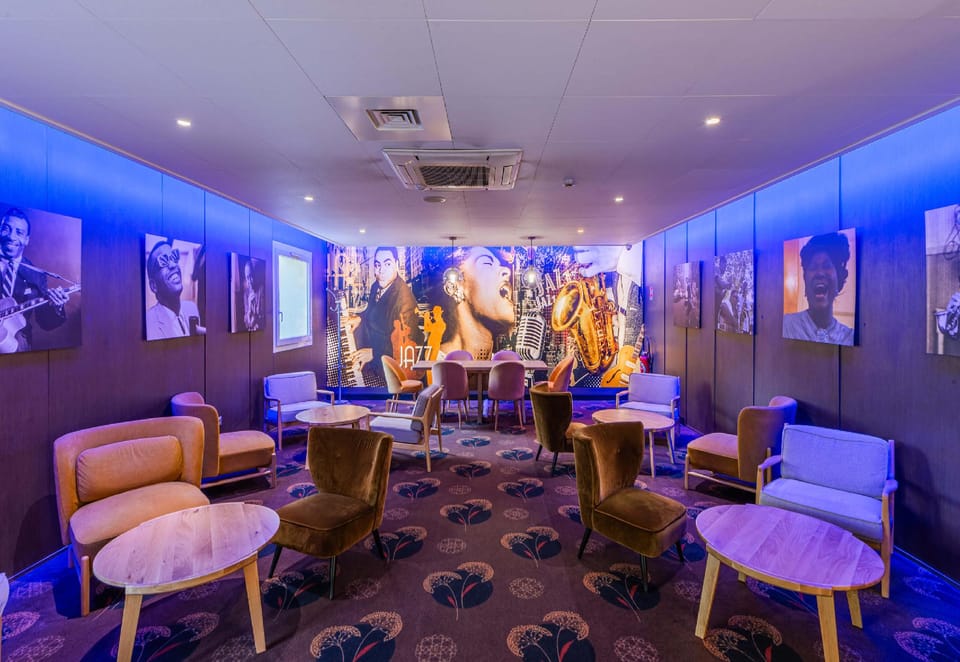 Shared lounge/TV area