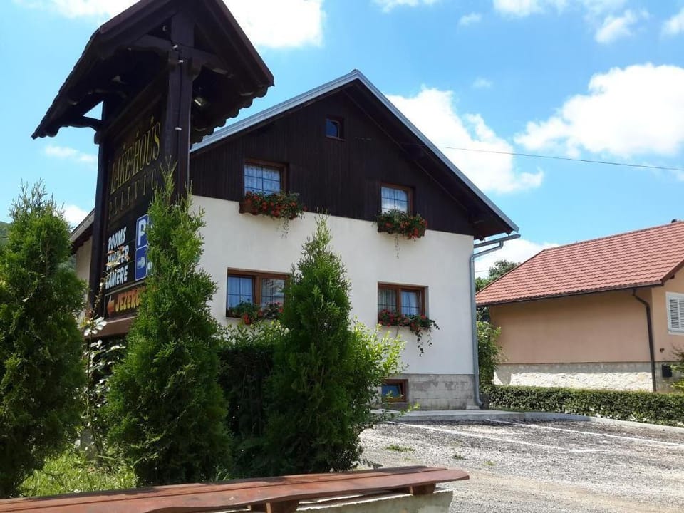Lake House Plitvice Hotel in Jezerce