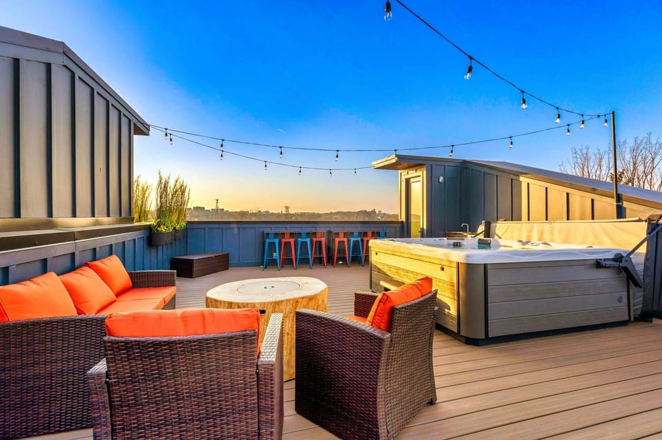 Rooftop Deck Hot Tub Retreat in Downtown Nashville Hotel in Berry Hill