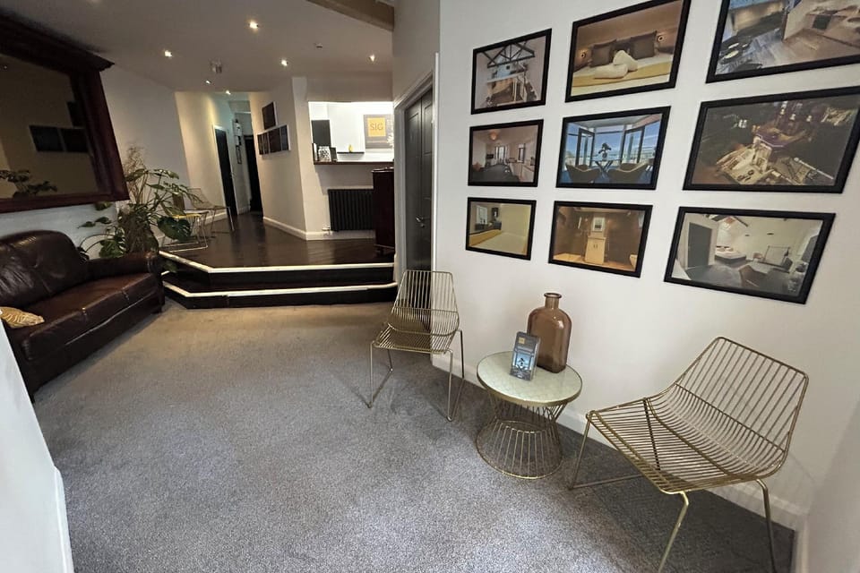 The Hideaway – 2-Bedroom Apartment with outdoor terrace & free parking Hotel in Lancaster