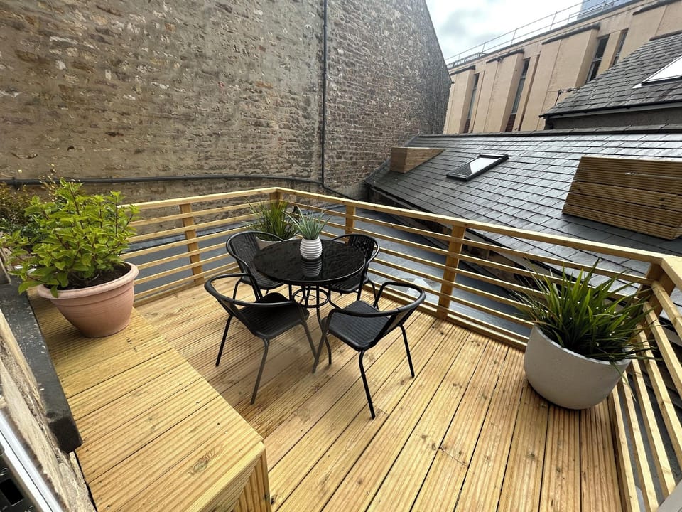 The Hideaway – 2-Bedroom Apartment with outdoor terrace & free parking Hotel in Lancaster