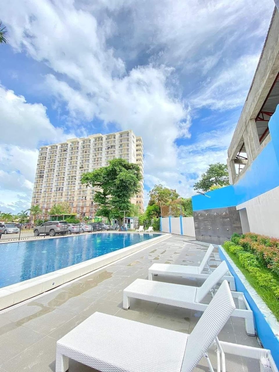 Swimming pool [outdoor]