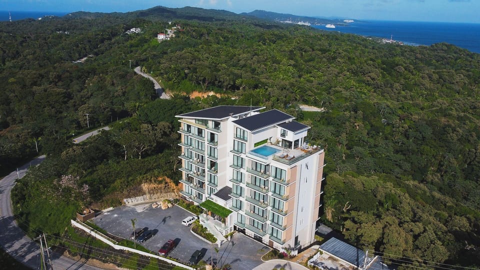 Arihini Hotel in Bay Islands Department