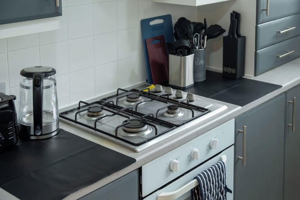 Modern Unit Cook  Work in Comfort Hotel in Motherwell
