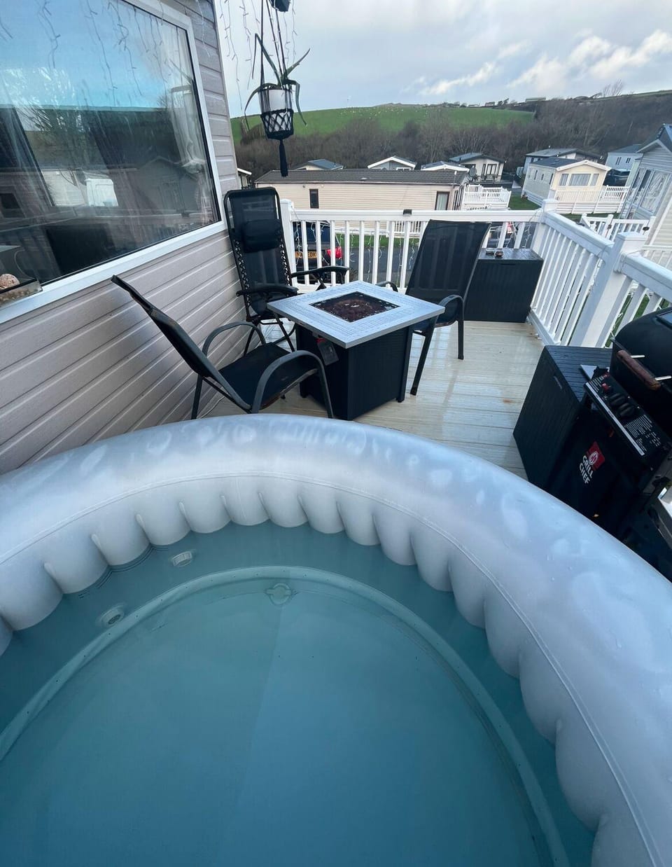 Cozy Newquay Lodge With Private Hot Tub, Hotel in Newquay