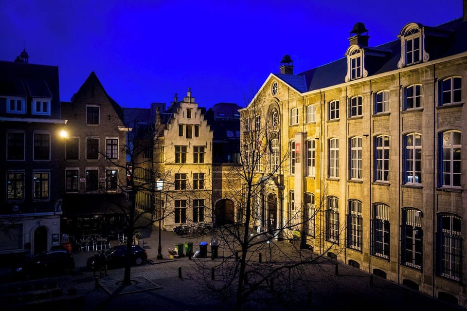 A place - Vrijdagmarkt 1 Hotel in Antwerp