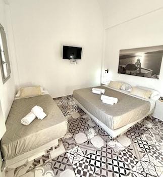 Giasemi Fira Studios Hotel in Santorini
