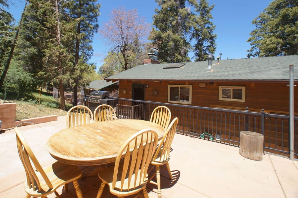 Honey Bear Den Hotel in Big Bear