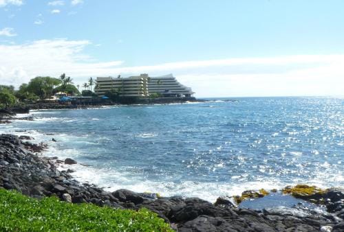 DOWNTOWN HAWAIIAN PARADISE CONDO with Hot Tub, Pool & Beach - Kona Islander Inn Hotel in Holualoa