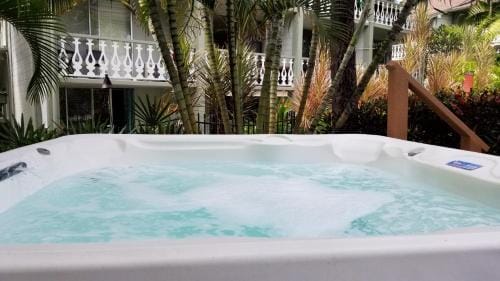 DOWNTOWN HAWAIIAN PARADISE CONDO with Hot Tub, Pool & Beach - Kona Islander Inn Hotel in Holualoa