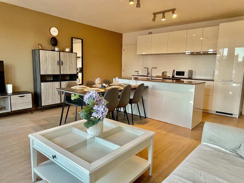 Modern 2BR 1.5 BA Near Diamond District by Oneluxstay Hotel in Antwerp