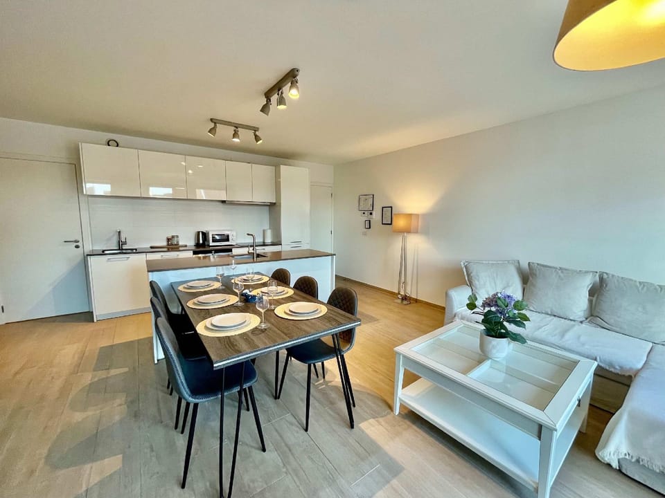 Modern 2BR 1.5 BA Near Diamond District by Oneluxstay Hotel in Antwerp