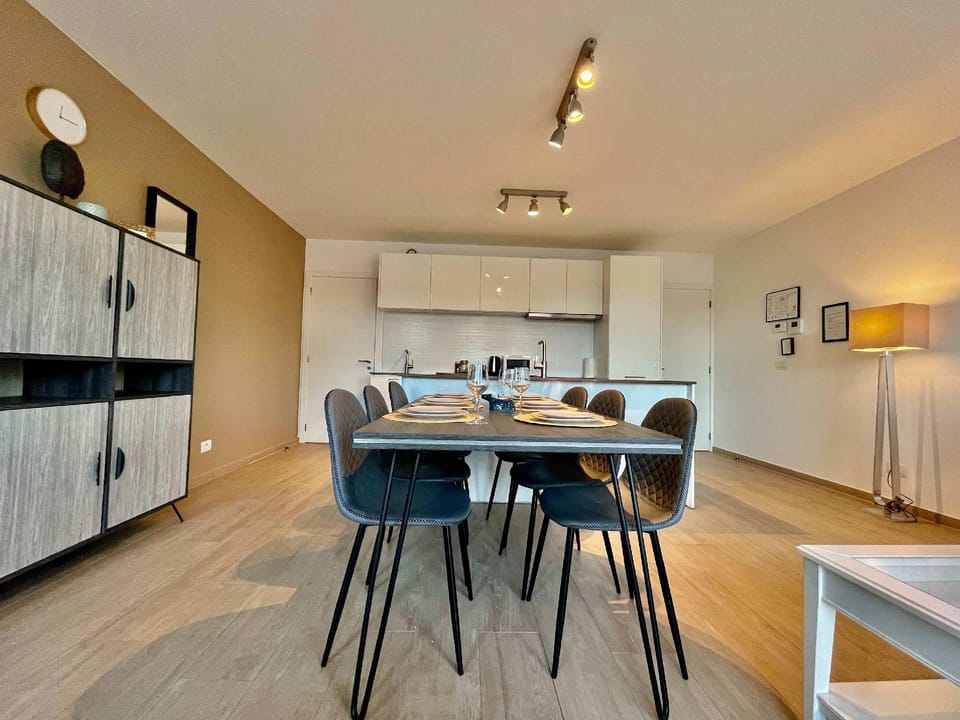 Modern 2BR 1.5 BA Near Diamond District by Oneluxstay Hotel in Antwerp