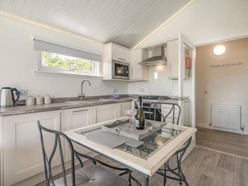 The Tranquil Orchard Lodge in England