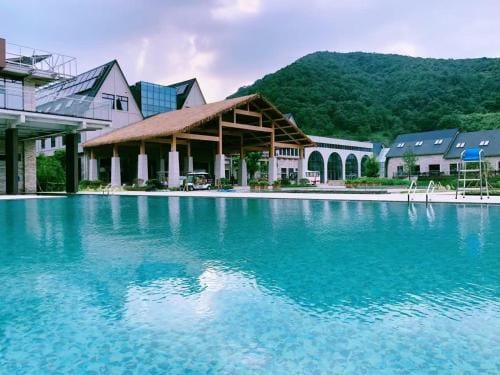 Ningbo Lake Forest Resort Hotel in Zhejiang
