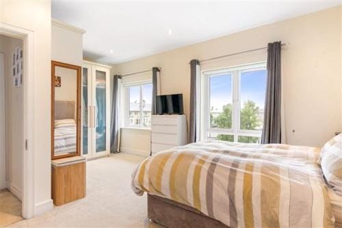 Spacious ensuite room with free parking Hotel in Malahide