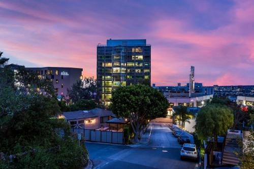 Sunset Strip 5 Star Location w Pool Jacuzzi Cabana BBQ Hotel in West Hollywood