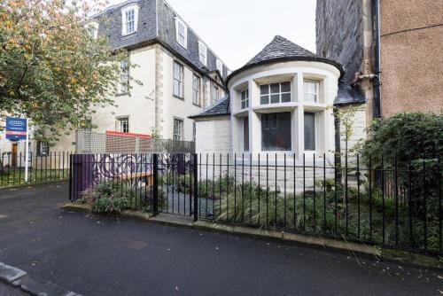 Contemporary Cottage with Free Parking Hotel in Edinburgh