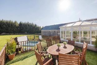 Greenknowes Farmhouse with Hot Tub and Bar Hotel in Scotland