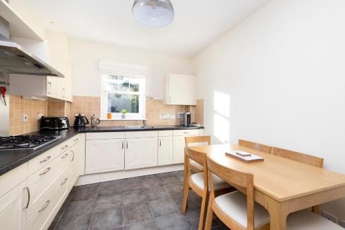Modern Flat with Free Parking Hotel in Edinburgh