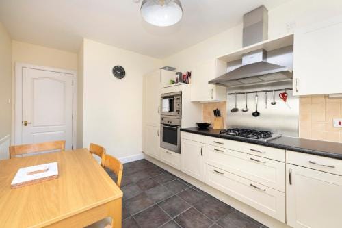 Modern Flat with Free Parking Hotel in Edinburgh