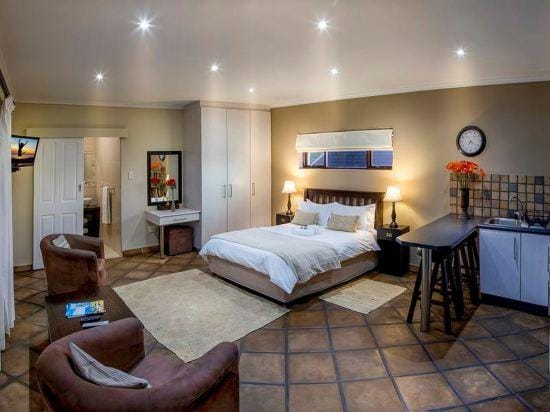 Guest Room with Double Bed and Kitchen, in Port Elizabeth Ideal Business Travel Hotel in Port Elizabeth