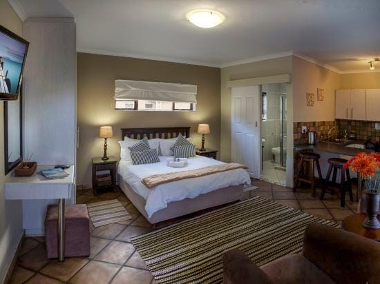 Cozy Guest Room with Double Bed, Sofa Bed and Kitchen, Near Port Elizabeth Hotel in Port Elizabeth
