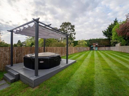 Luxury Retreat, Hot tub,  SK Massage Bed & Tesla Hotel in Pinner