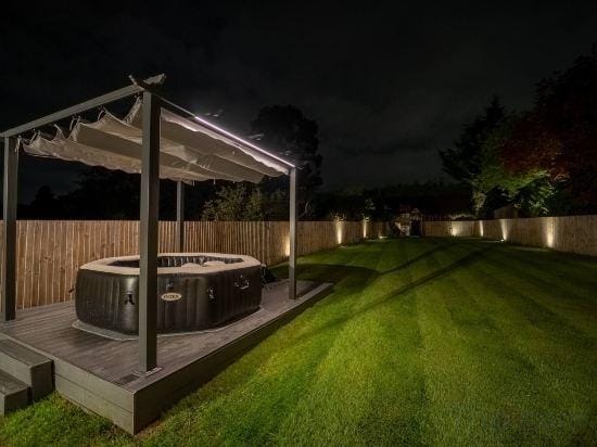 Luxury Retreat, Hot tub,  SK Massage Bed & Tesla Hotel in Pinner