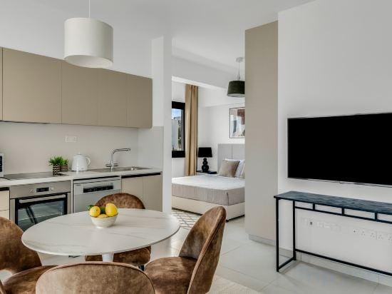 Sanders Elgio - Adorable Studio with Balcony Hotel in Germasogeia