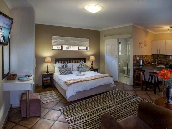 Peaceful Guest Room with Double Bed and Kitchen, Near Port Elizabeth Hotel in Port Elizabeth
