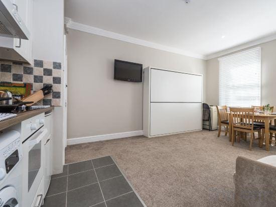 Stylish Apartment 12 Minutes by Tube from Oxford Street Free Wifi and AC Hotel in London