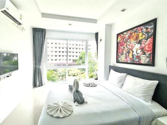 6-30 - 1 Bdr Condo with Balcony and Shared Pool Hotel in Patong
