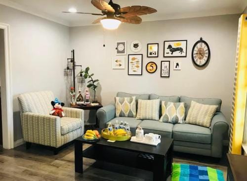 A small room in the backyard with a full bed Hotel in Downey