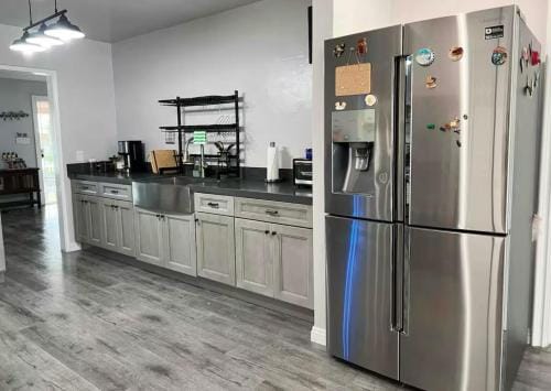 A small room in the backyard with a full bed Hotel in Downey