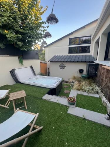 Suite 60m2 au calme a Montelimar parking prive et spa a 2 pas du centre ville Hotel in Provence-Alpes-Côte d'Azur