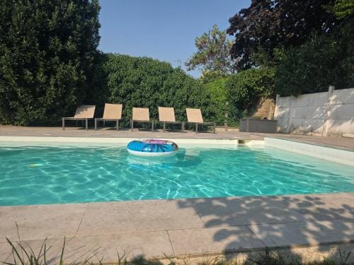 Le 46 Appart Hotel Entre Paris Disneyland Parc Asterix Navette Hotel in Noisy-le-Grand