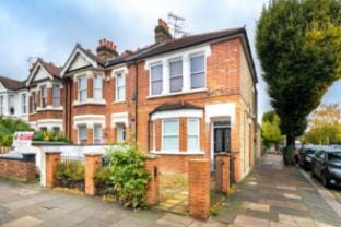 Stunning flat with garden in West London Hotel in London Borough of Ealing