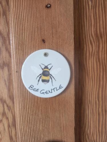 BEE GENTLE BEE KIND BEE HAPPY rooms Hotel in Glastonbury