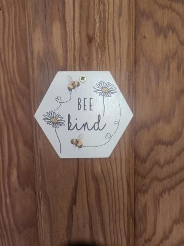 BEE GENTLE BEE KIND BEE HAPPY rooms Hotel in Glastonbury