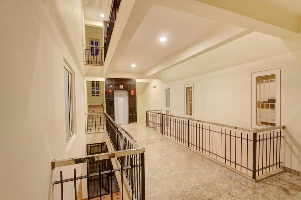 OYO Queen's Castle Near Sandhya Digital 4k Theatre Hotel in Bengaluru